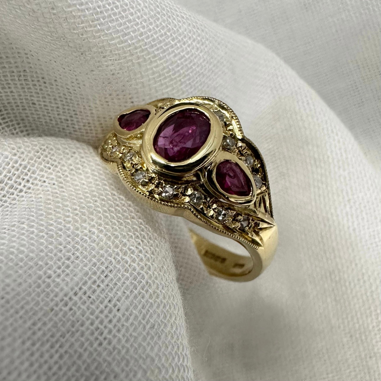 18ct Ruby & Diamond ring